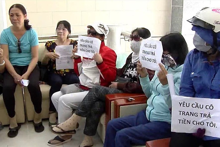 Trong thời gian khách hàng tố cáo thì trùng hợp bà Trang thông báo đang mang bầu. Sau khi sinh con, bà Trang bị khởi tố và áp dụng biện pháp ngăn chặn "cấm đi khỏi nơi cư trú" do nuôi con nhỏ dưới 36 tháng tuổi.