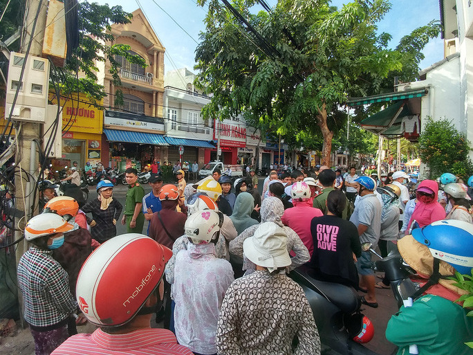 Trước đó, bà Trang lấy danh nghĩa là Chủ tịch HĐQT 2 công ty trên để huy động hàng trăm tỷ đồng tiền từ người dân. Lợi dụng nhiều người ham lãi suất cao, Trang vẽ ra hàng loạt dự án lớn nhỏ về giáo dục, nông sản, kinh doanh vàng, xây dựng, bất động sản. Đã có hơn 1.000 người liên quan đến vụ án với số tiền công ty không còn khả năng chi trả là 700 tỷ đồng…
