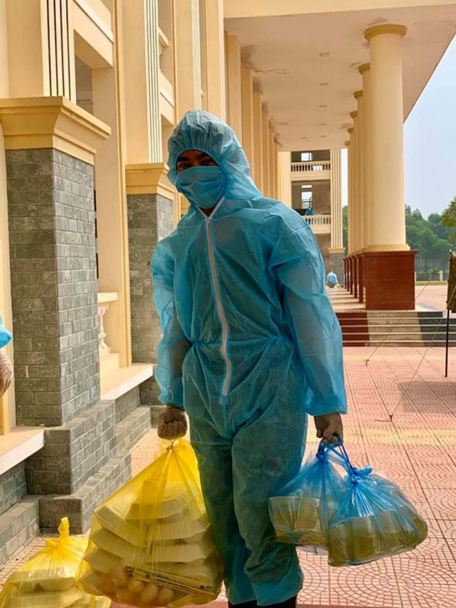 Cụ thể, ngay trước khi có các ca nhiễm, ông Nguyễn Đức Chung đã thiết lập các điểm cách ly và đề nghị các cơ quan liên quan phục vụ người dân cách ly đảm bảo an toàn, đầy đủ điều kiện sinh hoạt, ăn uống tốt. Ông cho biết, người thân không cần gửi đồ ăn thức uống lên khu cách ly vì đã đầy đủ.