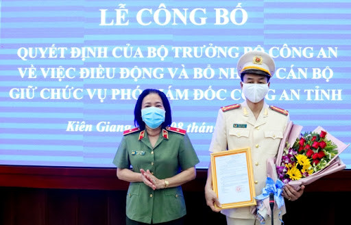 Thiếu tướng Bùi Tuyết Minh sinh năm 1962, quê Hà Tiên, Kiên Giang. Bà có hoàn cảnh khá đặc biệt, lớn lên trong tình thương yêu của bố mẹ nuôi, đến ngày miền Nam giải phóng, năm 1975, bà mới được nhận bố mẹ ruột của mình.