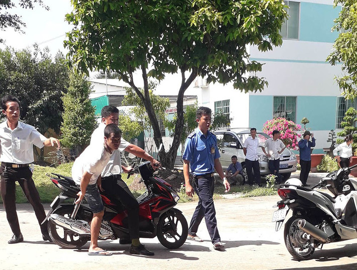Trước đó, chiều 20/11/2019, Công an tỉnh Tiền Giang phải huy động hàng trăm cảnh sát hình sự, cơ động và công an huyện Châu Thành đến hiện trường dọc quốc lộ 1 để truy bắt 119 học viên cơ sở cai nghiện ma túy tỉnh Tiền Giang bỏ trốn. Một số học viên lấy xe máy của người dân hai bên đường để trốn chạy, số khác chạy bộ lên đường cao tốc TP.HCM - Trung Lương.