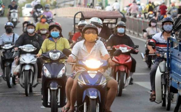 3. Bỏ quy định bắt buộc bật đèn xe máy nhận diện vào ban ngày. Sáng nay, bà Trịnh Thị Hằng Nga, Vụ trưởng Vụ Pháp chế, Bộ Giao thông Vận tải cho biết, sẽ không quy định "cứng" thành quy tắc giao thông đối với quy định bắt buộc bật đèn xe máy nhận diện vào ban ngày. Thay vào đó, chỉ quy định về đèn nhận diện thành một cấu thành bắt buộc của phương tiện.