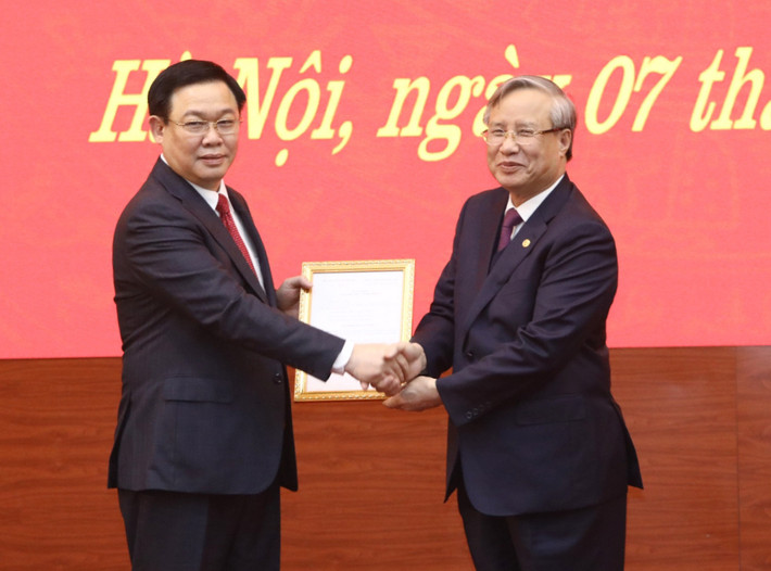 Ông Vương Đình Huệ sinh ngày 15/3/1957, quê ở Nghi Lộc, Nghệ An. Ông là Uỷ viên Trung ương Đảng Khoá X, XI, Ủy viên Bộ Chính trị khóa XII; đại biểu Quốc hội khoá XIII, XIV. Từ tháng 4/2016, ông Huệ được bổ nhiệm làm Phó Thủ tướng Chính phủ. Ngày 7/2/2020, Bộ Chính trị quyết định phân công, điều động Phó thủ tướng Vương Đình Huệ làm Bí thư Thành ủy Hà Nội. Việc miễn nhiễm chức vụ Phó Thủ tướng của ông Vương Đình Huệ vì lý do đảm nhận nhiệm vụ khác.