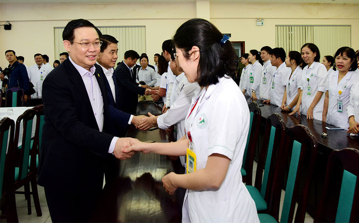 Cũng trong cuộc làm việc này, trả lời các phản ánh về thủ tục hành chính rườm rà, làm khó doanh nghiệp, PTT Vương Đình Huệ nhấn mạnh: "Phải tạo áp lực cho đội ngũ cán bộ công chức, ai làm không được để người khác làm, xử lý nghiêm cán bộ công chức vi phạm. Chính phủ không bao che ai".