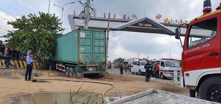 Xe tải 69C tiếp tục lao về phía trước tông vào xe tải mang BKS: 48C đang chuẩn bị dừng bên đường khiến phương tiện này cuốn 4 xe máy vào gầm. Tuy nhiên, xe 69C vẫn tiếp tục chạy gần 1 km thì lái xe cho phương tiện lao xuống vực rồi lật nghiêng.