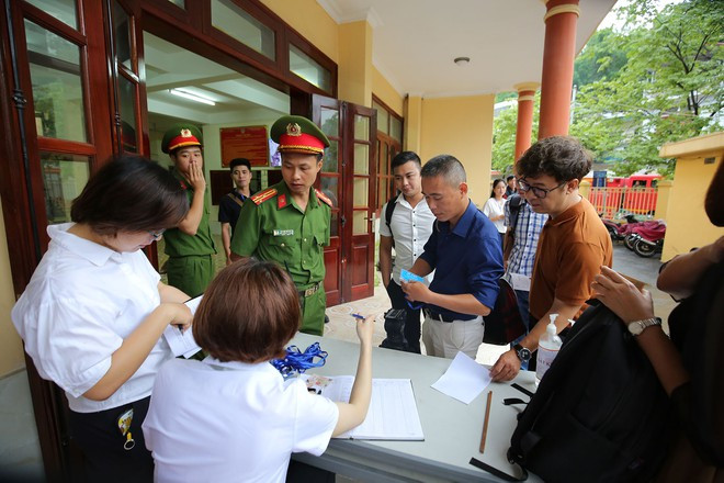 Hơn 80 cán bộ, chiến sĩ Công an tỉnh Điện Biên tham gia bảo vệ an ninh trật tự phiên phúc thẩm.