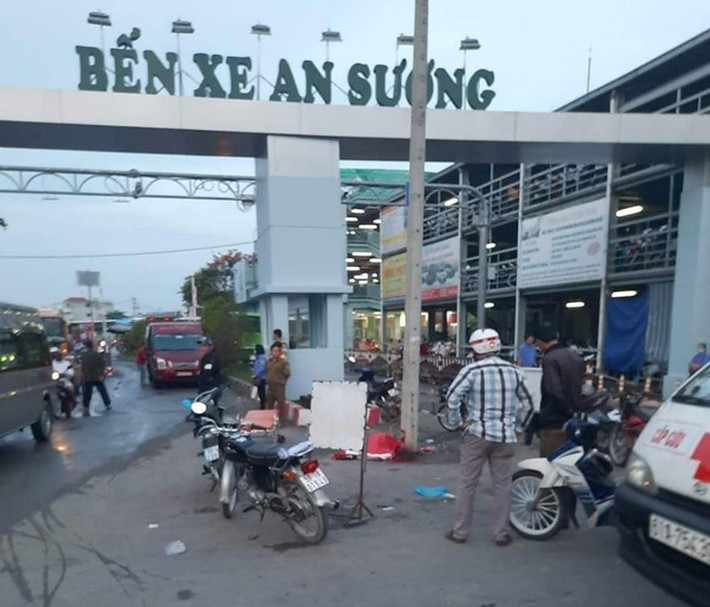 6. Lái xe công nghệ bị đâm gục trước cổng bến xe: Sáng nay, anh M.T.T. (SN 1977, ngụ huyện Hóc Môn, là tài xế ô tô công nghệ) và 1 người đàn ông (chưa rõ danh tính) xảy ra mâu thuẫn ở gần cổng Bến xe An Sương (TPHCM) nên xảy ra đánh nhau. Nam tài xế ô tô công nghệ bị người đàn ông dùng hung khí đâm gục tại chỗ và tử vong. Người đàn ông gây án vội tẩu thoát khỏi hiện trường. Hiện công an đang điều tra truy xét đối tượng bỏ trốn trên.