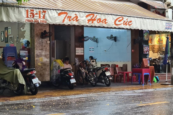 5. Đại ca số má Hải Phòng bị trúng đạn: Vụ nổ súng xảy ra vào khoảng 8h ngày 14/6, tại quán trà trên đường Phan Bội Châu, TP Hải Phòng. Nhân chứng cho hay, họ đang ngồi uống nước thì nghe hai tiếng súng. Một vị khách nam trong quán trúng đạn và gục xuống. Kẻ lạ mặt gây ra vụ việc nhanh chóng tẩu thoát. Được biết, nạn nhân tên L. "Nam", từng là đại ca có "số má" ở Hải Phòng. Năm 2008, ông này bị tạt axit và phải sang nước ngoài phẫu thuật.