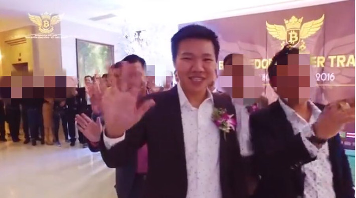 Năm 2016, ông Lê Đức Nguyên lập sàn giao dịch tiền ảo và tự giới thiệu đây sẽ là ngân hàng tiền ảo lớn nhất thế giới được công nhận toàn cầu. Đáng nói, một trong bảy nghi can trong vụ cướp trên cao tốc TP HCM - Long Thành - Dầu Dây xuất hiện trong một tấm hình với ông Lê Đức Nguyên trong một dịp sàn do ông Nguyên kêu gọi đầu tư.