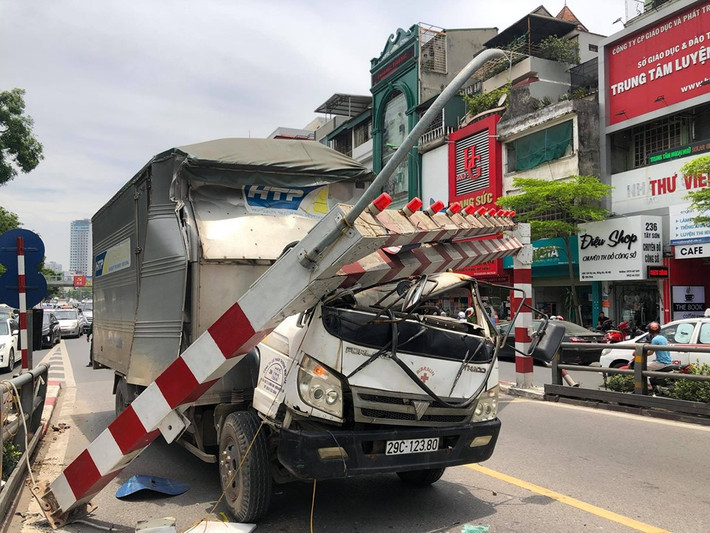Vụ tai nạn khiến xe tải bị hư hỏng nặng phần đầu, lái xe may mắn thoát nạn.