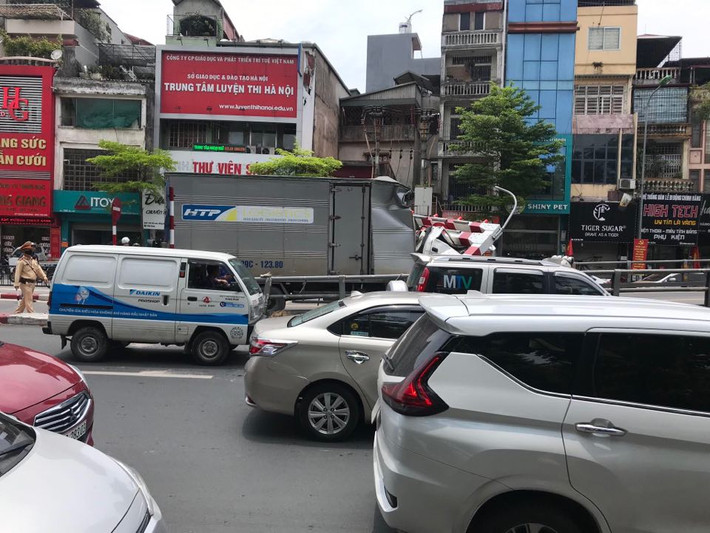 Tại đây đã có biển cảnh báo hạn chế chiều cao trên 2,2 mét.