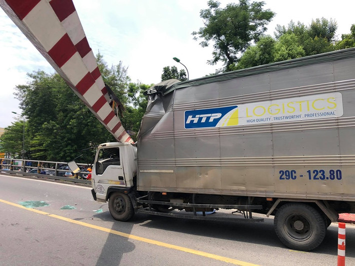 Trao đổi với PV, một cán bộ CSGT Đội 3 cho biết, ngay sau khi đâm sập khung sắt này, tài xế xe tải đã bỏ trốn khỏi hiện trường, các lực lượng chức năng, bao gồm cả y tế đang tiến hành tìm tài xế này để làm rõ vụ việc.