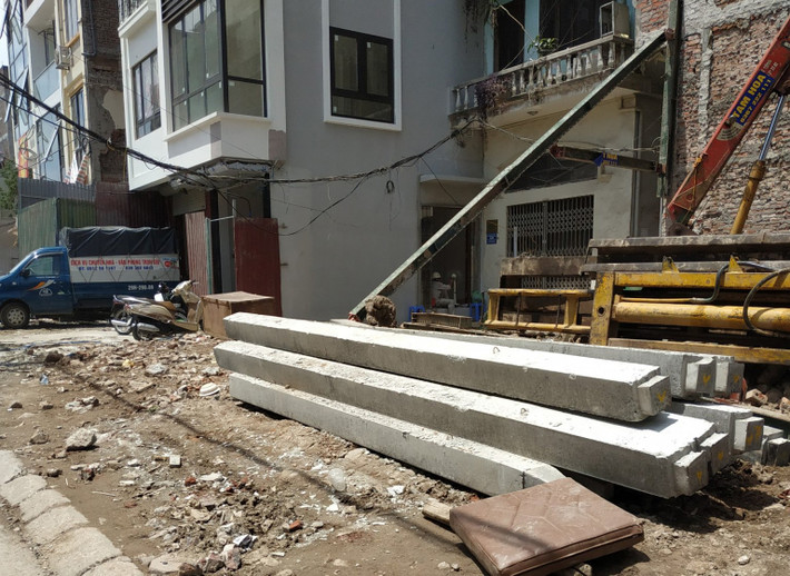 Do quá trình thi công làm cống nước diễn ra chậm nên các cửa hàng bị cắt đường đi lại và phải tự bắc những chiếc cầu gỗ tạm để ra được ngoài đường.