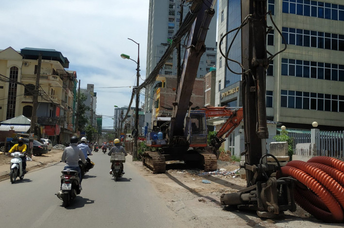 Máy móc không hoạt động đậu bên đường.