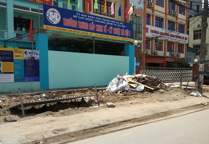 Việc kinh doanh của các hộ gia đình ở đây cũng bị ảnh hưởng rất nhiều.