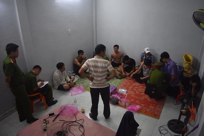 Trước đó, chiều 21/12/2019, một tổ công tác của Đội Cảnh sát hình sự, Công an TP Buôn Ma Thuột đã đột kích vào nhà của ông Bùi Xuân Dũng (43 tuổi, phường Thành Nhất, TP Buôn Ma Thuột) và bắt quả tang một vụ đánh bạc dưới hình thức ăn tiền. (Ảnh minh họa)