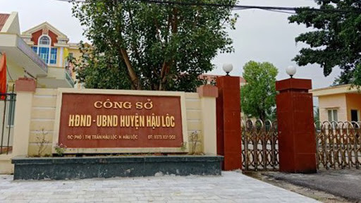 Khởi tố, bắt tạm giam phó chủ tịch UBND huyện Hậu Lộc - Thanh Hóa vì đánh bạc: Ngày 12/6, Công an tỉnh Thanh Hóa cho biết Cơ quan CSĐT vừa khởi tố vụ án, khởi tố bị can, bắt tạm giam 3 tháng đối với 4 bị can về tội đánh bạc, trong đó có ông Nguyễn Văn Long - phó chủ tịch UBND huyện Hậu Lộc.
