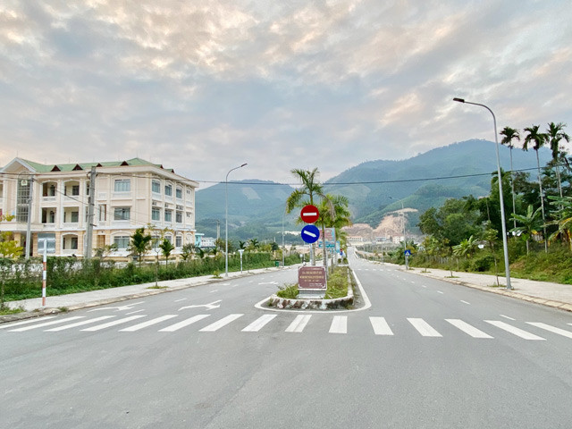 Bắt nhiều cán bộ, giáo viên tham gia đánh bạc ở Quảng Ngãi: Ngày 23/5, Công an huyện Sơn Tây (Quảng Ngãi) cho biết, đơn vị vừa bắt quả tang một vụ đánh bạc có nhiều cán bộ, giáo viên tham gia.