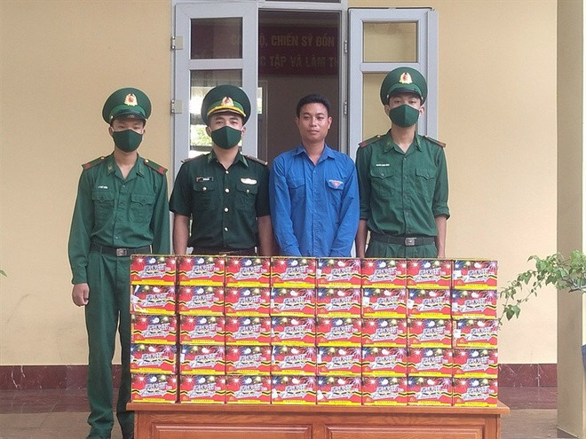 10. Vận chuyển pháo và súng tại Quảng Ninh: Đội đặc nhiệm Phòng chống ma túy và tội phạm BĐBP tỉnh Quảng Ninh phát hiện Chíu A Tài (27 tuổi, xã Đồng Văn, huyện Bình Liêu) mang theo một khẩu súng kíp cùng một người khác dùng xe máy vận chuyển trái phép gần 2 tạ pháo từ biên giới Trung Quốc vào Việt Nam tiêu thụ. Tài khai, vận chuyển thuê số pháo trên cho một người đàn ông lạ mặt từ huyện Bình Liêu sang huyện Hải Hà để lấy tiền công, còn súng kíp mang theo để vào rừng săn bắn.