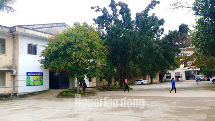 8. Nhóm đầu trọc hành hung bệnh nhân cấp cứu: Khoảng 19h ngày 27/6, có 5 người xông vào Bệnh viện Đa khoa huyện Tuyên Hóa (Quảng Bình) hành hung một bệnh nhân đang cấp cứu vì bị thương ở tay trái và vùng lưng. Sau đó, nhóm người này bỏ ra ngoài sân và tiếp tục la hét, gây rối. Trận tự được vãn hồi sau khi có mặt của lực lượng công an, nhóm người trên cũng đã rời khỏi bệnh viện sau đó. Công an huyện Tuyên Hóa (Quảng Bình) đang điều tra vụ việc.
