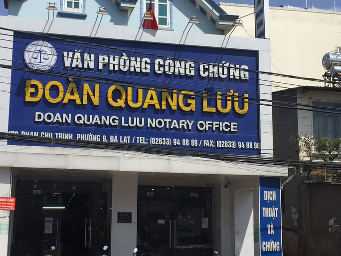 7. Công an tỉnh Lâm Đồng khởi tố và bắt giam bà Bùi Thị Mai Liên (46 tuổi, ngụ TP Đà Lạt), Trưởng phòng Hành chính Tư pháp (Sở Tư pháp Lâm Đồng), để điều tra hành vi lừa đảo chiếm đoạt tài sản. Bà Liên là vợ ông Đoàn Xuân Sơn, Giám đốc Sở Tư pháp Lâm Đồng. Theo tố cáo, ông Sơn có ít nhất 2 lần cùng bà Liên ký giấy vay nợ; có những khoản vay nợ, bà Liên giao dịch ngay tại Sở Tư pháp Lâm Đồng.