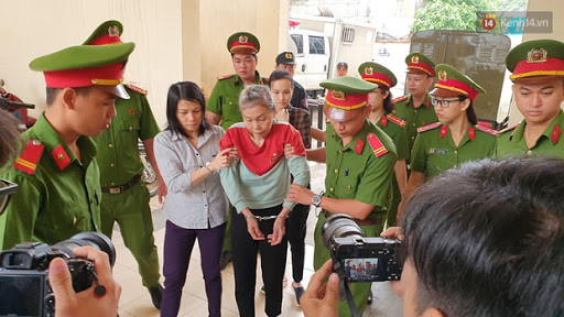 Giết người thứ nhất, Hà rửa rượu, quấn ni lông sau đó cho vào thùng nhựa. Người thứ 2, Hà và đồng bọn giết bằng cách thắt cổ và chích điện. Sau đó cũng cho vào thùng nhựa và đổ bê tông, bỏ lại nhà thuê trước khi di chuyển đi nơi khác.