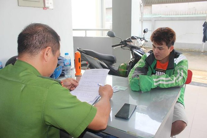 6. Hối lộ 20 triệu giải cứu gái bán dâm: Trong lúc Công an TP Biên Hòa lập biên bản xử lý đôi nam nữ mua bán dâm tại quán cà phê thì nam thanh niên mặc đồ xe ôm công nghệ chạy xe máy đến đưa hối lộ công an 20 triệu đồng, nhờ bỏ qua vi phạm cho hai nữ bán dâm. Công an lập tức đưa Thành cùng hai cặp đôi nam nữ mua bán dâm về cơ quan điều tra xử lý theo quy định.