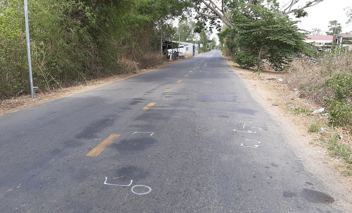4. Sếp doanh nghiệp lái xe tông chết người bắt tài xế nhận tội thay được tại ngoại: Ông Phạm Văn Són, Tổng Giám đốc Công ty CP Tổng Kỳ Hòa ở thị xã Vĩnh Châu (Sóc Trăng) lái ôtô tông chết người đi xe máy nhưng không dừng lại cứu chữa nạn nhân mà bỏ chạy và cho tài xế “thế thân”. Sau hai tuần bị tạm giam, đại gia này đã được tại ngoại. Theo cơ quan điều tra, lý do ông Són được tại ngoại là do đại gia này bệnh nặng, thành khẩn khai báo.
