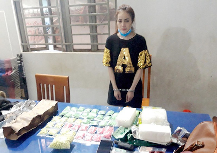 2. Hotgirl mang 4 kg ma túy tổng hợp từ Campuchia về Việt Nam: Cơ quan CSĐT Công an tỉnh An Giang đang tạm giữ hình sự Đỗ Như Ý (ngụ huyện Ngọc Hiển, tỉnh Cà Mau) điều tra về hành vi “Vận chuyển trái phép chất ma túy”. Cảnh sát kiểm tra trong balo của Đỗ Như Ý mang trên người có 3 gói trà màu xanh, bên trong có chứa tinh thể màu trắng, trọng lượng khoảng 3 kg nghi là ma túy đá và 40 gói nylon bên trong có chứa 2.980 viên nén nhiều màu. Ý khai nhận vận chuyển ma túy thuê từ Campuchia về TP.HCM để nhận tiền công 500 USD.