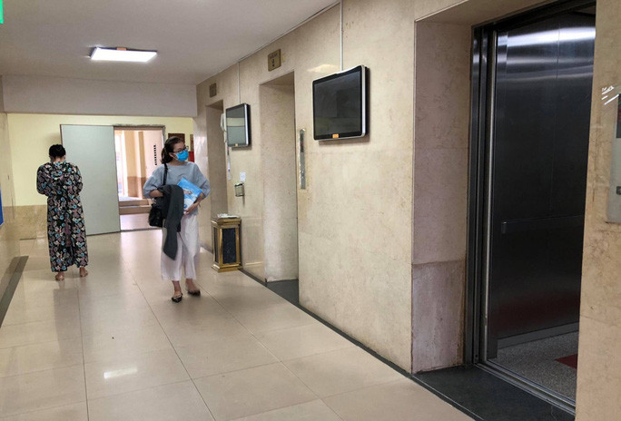 1. Cụ ông 65 tuổi khai nhận dâm ô bé trai trong thang máy: Công an quận Hai Bà Trưng (TP Hà Nội) đã ra quyết định tạm giữ hình sự ông Dương Thế Hưng (65 tuổi, trú tại chung cư 25 Lạc Trung, phường Vĩnh Tuy, quận Hai Bà Trưng) để điều tra hành vi dâm ô bé trai trong thang máy. Bước đầu, ông Hưng đã thừa nhận hành vi của mình. Theo đó, ông đã có hành vi chạm vào bộ phận sinh dục của bé trai và bị camera ghi lại.