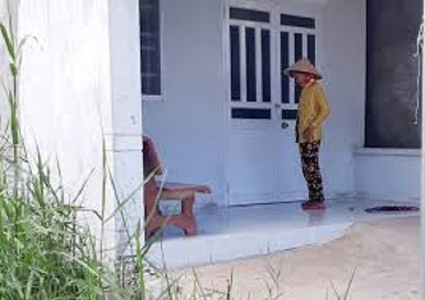 2. Đổ phân lên đầu để đòi nợ: Công an huyện Trần Đề (Sóc Trăng) đã tiếp nhận tin báo của bà Lâm Thị Ánh (58 tuổi; ngụ thị trấn Trần Đề) tố cáo bà Huỳnh Thị T. (ngụ thị trấn Trần Đề) về hành vi "Làm nhục người khác". Bà Ánh vay bà T. 60 triệu làm đám cưới cho con và cam kết trả sau đó, nhưng mãi mới trả được một nửa do con không đi làm. Khoảng 6 giờ ngày 29/5, bà T. đến đòi nợ và đổ bô phân lên đầu bà Ánh.