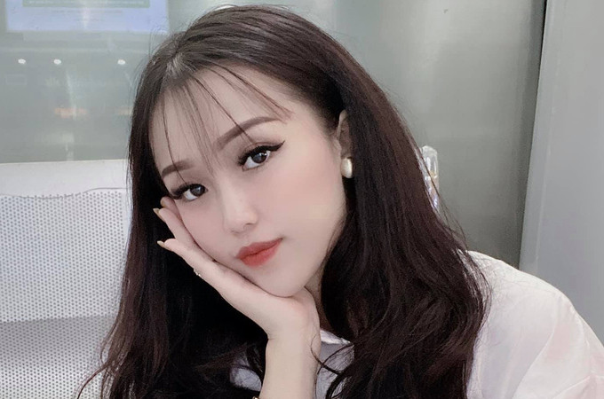6. Khởi tố kiều nữ buôn ma túy: Hôm nay, công an tỉnh Thừa Thiên Huế xác nhận khởi tố bị can, tạm giam hai tháng với Hoàng Nguyễn Minh Hằng (21 tuổi) và đồng bọn. Hằng chính là sinh viên năm 2 trường Cao đẳng du lịch Huế bị cảnh sát bắt với tang vật hơn 1.300 viên thuốc lắc, gần 500 triệu đồng tại một nhà nghỉ trên đường Điềm Phùng Thị, Huế. Trên facebook, Hằng luôn có cuộc sống sang chảnh, xinh đẹp. >>> Xem thêm video: Nóng mắt cảnh thiếu nữ Việt ăn mặc phản cảm | VTC