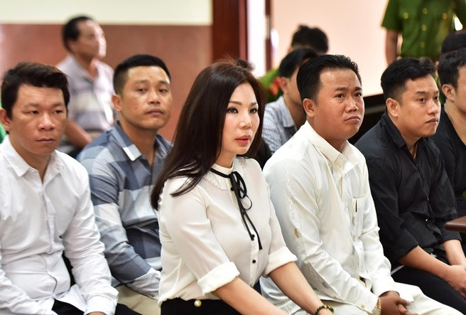 3. Vợ cũ bác sĩ Chiêm Quốc Thái tiếp tục hầu tòa: TAND Cấp cao tại TPHCM đã xét xử phúc thẩm vụ án vợ cũ bác sĩ Chiêm Quốc Thái là bị cáo Vũ Thụy Hồng Ngọc thuê người chém "chồng" với giá 1 tỷ đồng. Do bà Trần Hoa Sen không tham gia nên ông Thái bỏ về, tòa vẫn tiếp tục xử án. Đại diện VKS đề nghị hủy toàn bộ bản án sơ thẩm điều tra xét xử lại. Xét thấy nhiều yếu tố phát sinh, tòa sẽ đưa ra phán quyết vào sáng 22/6.