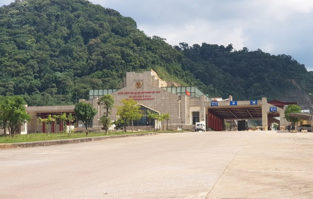 3. Phạt 4 triệu người trốn và dẫn đường cách ly: Chị Nguyễn Thị Hai (trú xã Liên Thủy, huyện Lệ Thủy) bị lực lượng biên phòng tuần tra kiểm soát phát hiện khi đang nhập cảnh từ Lào về nước bằng đường mòn lối mở, không qua cửa khẩu Quốc tế Cha Lo. Biên phòng Quảng Bình sau đó đã lập biên bản, xử phạt hành chính chị Hai 4 triệu đồng. Người dẫn đường cũng bị phạt với số tiền tương đương.