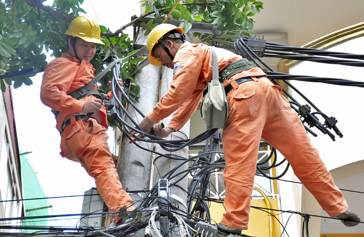 6. EVN Hà Nội nhận 4.000 cuộc gọi thắc mắc về tiền điện mỗi ngày: Tổng công ty Điện lực TP Hà Nội (EVN Hà Nội), những tháng hè nắng nóng, lượng tiêu thụ điện cao nên hóa đơn tiền điện tăng nên khách hàng kiến nghị giải quyết cũng nhiều hơn. Từ 1/6 đến 22/6, EVN Hà Nội đã tiếp nhận 61.802 kiến nghị về chỉ số công tơ, hóa đơn và các dịch vụ khác của ngành điện, trong đó, có 3.431 cuộc gọi kiến nghị về công tơ, chỉ số công tơ, tăng tới 473,4% so với tháng 5.