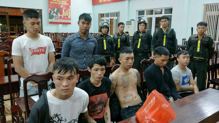 Ngay sau đó, công an đã có mặt và triển khai đồng loạt các biện pháp để ngăn chặn vụ việc, bắt giữ 9 đối tượng, thu giữ 2 ôtô, 12 cây rựa, 1 dao, 7 chai thủy tinh chai xăng...