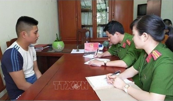 Theo đó, khoảng 23 giờ cùng ngày, Huy tiếp tục mời mọi người đến quán karaoke trên địa bàn xã Hoằng Trinh để hát. Để tăng thêm niềm vui, Huy đưa 4 triệu đồng cho 1 người trong nhóm đi mua ma túy về để cả nhóm sử dụng. Khi các thanh niên này đang "mở tiệc ma túy" thác loạn trong phòng hát thì bị lực lượng công an bắt quả tang.