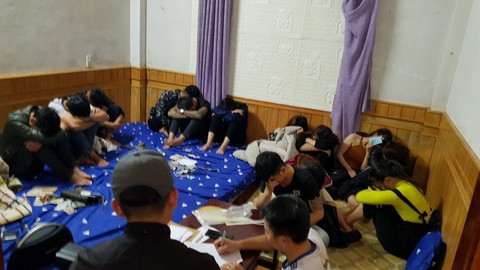 Đà Lạt: Người dân tộc thuê biệt thự bay lắc: Ngày 21/5, Công an TP Đà Lạt phát hiện 21 thanh thiếu niên tụ tập sử dụng ma tuý tại một biệt thự. Tại tầng một, 17 người đang phê, 4 nam nữ thanh niên khác đang ở các phòng kế bên. Tang vật thu giữ gồm 7 gói ma tuý tổng hợp do cả nhóm góp tiền mua chung và thuê biệt thự giá 4 triệu đồng. Các đối tượng tuổi đời từ 18 tới 20, có 4 đối tượng là người đồng bào dân tộc thiểu số ít người.