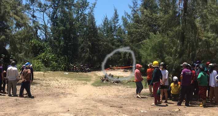 Sau đó, Phê đã thực hiện hành vi hiếp dâm. Thỏa mãn thú tính xong, Phê dùng tay moi cát thành một hố cạn dài khoảng 1,5m chôn thi thể cô bé.