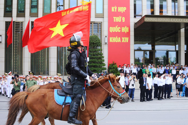 Cảnh sát cơ động kỵ binh diễu hành, báo cáo kết quả trước đại biểu Quốc hội
