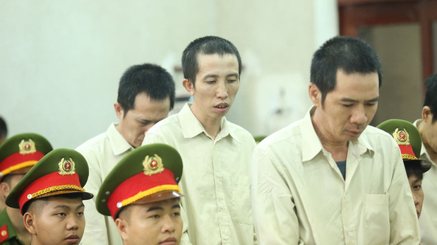 5. Tử hình 6 bị can trong vụ án nữ sinh giao gà: Hôm nay (17/6), TAND cấp cao tại Hà Nội đã đưa ra phán quyết với 9 bị cáo trong vụ nữ sinh giao gà tại Điện Biên bị bắt cóc, cưỡng bức rồi sát hại. Tòa tuyên Vì Văn Toán, Bùi Văn Công, Vương Văn Hùng, Phạm Văn Nhiệm, Lường Văn Hùng và Lường Văn Lả cùng tổng mức án tử hình về các tội Giết người, Hiếp dâm và Bắt cóc nhằm chiếm đoạt tài sản. Phạm Văn Dũng lĩnh 10 năm tù, Cầm Văn Chương 9 năm tù, Bùi Thị Kim Thu 3 năm tù.