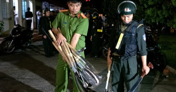2. Thu giữ hàng chục dao, rựa từ hai nhóm chém nhau: Rạng sáng 29/6, lãnh đạo Công an tỉnh Đắk Lắk cho biết đã triệu tập, bắt nhóm thanh niên chém nhau trên phố vào tối 28/6 tại đoạn đường Ama Khê - Ama Sa (TP Buôn Ma Thuột, Đắk Lắk). Hai nhóm với khoảng 50 thanh niên đã quyết lao vào nhau với nhiều vũ khí như dao rựa, bom xăng... Ngay sau đó, công an đã có mặt và triển khai đồng loạt các biện pháp để ngăn chặn vụ việc, bắt giữ 9 đối tượng, thu giữ 2 ôtô, 12 cây rựa, 1 dao, 7 chai thủy tinh chai xăng...
