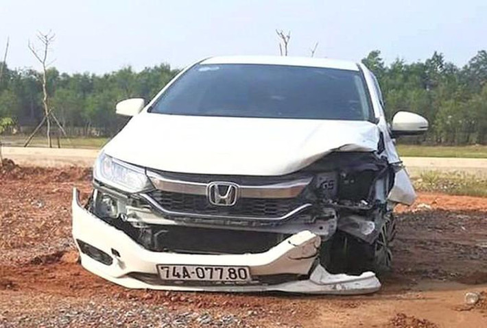 Bác sĩ điều khiển ôtô gây tai nạn, khiến 2 phụ nữ bị thương nặng rồi bỏ chạy. Khoảng 20h30 phút ngày 6/11, ông Nguyễn Đặng Thắng điều khiển ôtô mang biển kiểm soát 74A-087.70 theo hướng Gio Linh-Cam Lộ. Khi đến Km 8+450 Quốc lộ 9, chiếc ôtô do ông Thắng điều khiển bất ngờ va chạm với xe máy mang BKS 74L1-225.10.