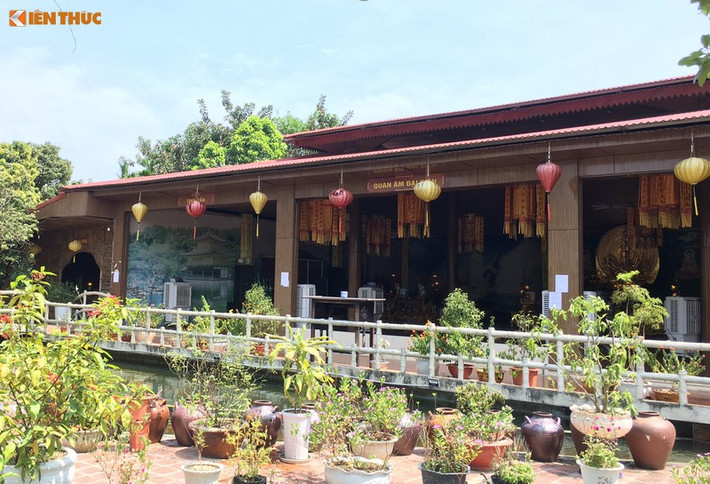 Hiện mọi việc lớn nhỏ trong chùa Nga Hoàng do phật tử Trần Thị Lĩnh (đệ tử thân thiết của sư Toàn trước đó) cai quản. Bà Lĩnh cũng là người "quyền lực" nhất chùa Nga Hoàng. Bà Lĩnh cùng một vài phật tử khác nhiều lần đuổi các sư thầy đi với lý do tài sản chùa Nga Hoàng do sư Toàn bỏ tiền ra xây dựng và tái tạo, mọi thứ trong chùa đều là của sư Toàn nên bà Lĩnh cai quản và khóa hết cửa các gian phòng trong chùa.