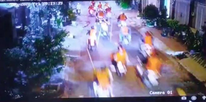 Một số đối tượng xông vào trong quán đập phá đồ đạc, dùng vỏ chai bia đập vào đầu một khách ngồi nhậu. Sau đó nhóm thanh niên trên lên xe và cùng nhau bỏ đi theo hướng phường Bình Trị Đông B. Từ thời điểm tụ tập trước quán đến khi các đối tượng bỏ đi diễn ra nhanh chóng.