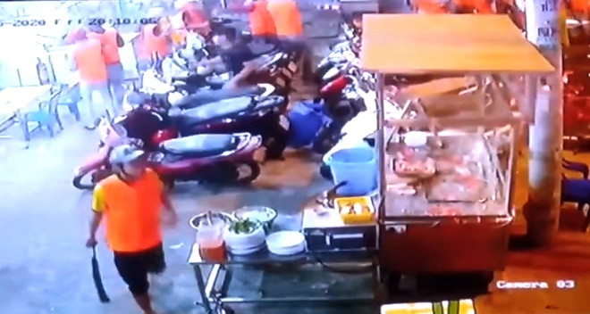 4. Khởi tố vụ hàng trăm giang hồ đập phá quán ăn: Công an TP.HCM vừa khởi tố vụ án hình sự gây rối trật tự công cộng, cố ý gây thương tích và tội hủy hoại hoặc cố ý làm hư hỏng tài sản. Đồng thời, tạm giữ nhiều đối tượng liên quan để điều tra vụ việc hàng trăm thanh niên mặc đồng phục "áo cam" dùng hung khí đập phá một quán ăn trên địa bàn.