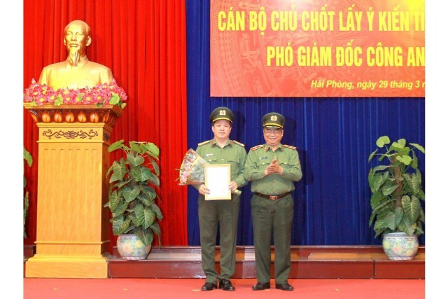Ông Nguyễn Quốc Hùng hứa sẽ không ngừng trau dồi kinh nghiệm, đoàn kết, quy tụ cùng tập thể lãnh đạo và cán bộ, chiến sĩ Công an tỉnh Hà Nam hoàn thành xuất sắc nhiệm vụ được giao.