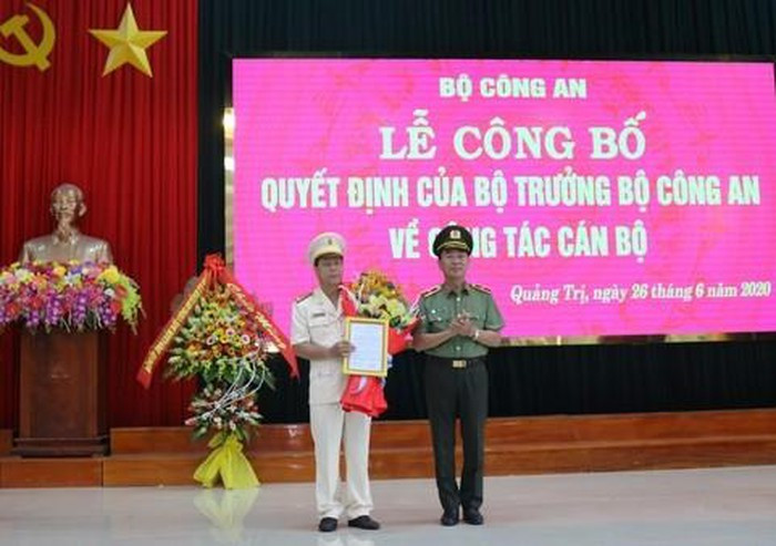 Cũng trong ngày 26/6, tại trụ sở Công an tỉnh Quảng Trị, Thứ trưởng Trần Quốc Tỏ trao quyết định của Bộ trưởng Bộ Công an điều động và bổ nhiệm Đại tá Nguyễn Văn Thanh (trái), Phó Giám đốc Công an tỉnh Thừa Thiên - Huế giữ chức vụ Giám đốc Công an tỉnh Quảng Trị.