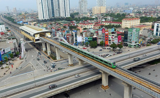 Nhìn vào dự án đường sắt trên cao đội vốn nghìn tỷ người dân chỉ biết lắc đầu ngao ngán. Tính đến nay, dự án với mức đầu tư ban đầu là 552 triệu USD đã tăng lên 891,92 triệu USD (18.792 tỷ) nhưng công dụng chính lại chỉ để che nắng.