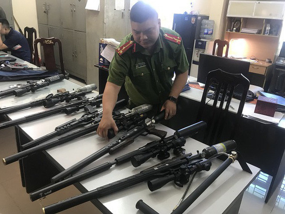 Cơ quan công an đã thu giữ hơn 500 nòng, khung súng, 19 bình chứa khí, 16 ống giảm thanh, 6 ống ngắm, 14 van khí, 1 bộ máy tính, 1 bộ khắc laze....và một số tang vật liên quan. Công an quận Thanh Xuân đang củng cố tài liệu hồ sơ xử lý vụ việc theo quy định của pháp luật.